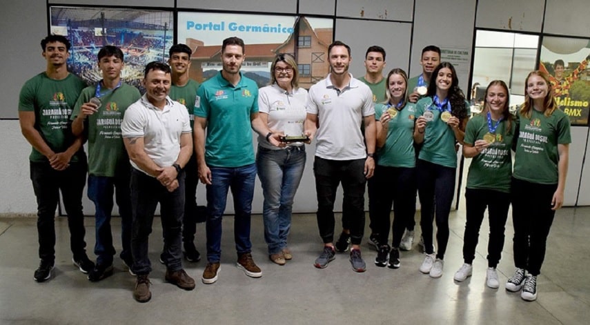 Secel reúne e parabeniza os destaques do atletismo e taekwondo de Jaraguá do Sul