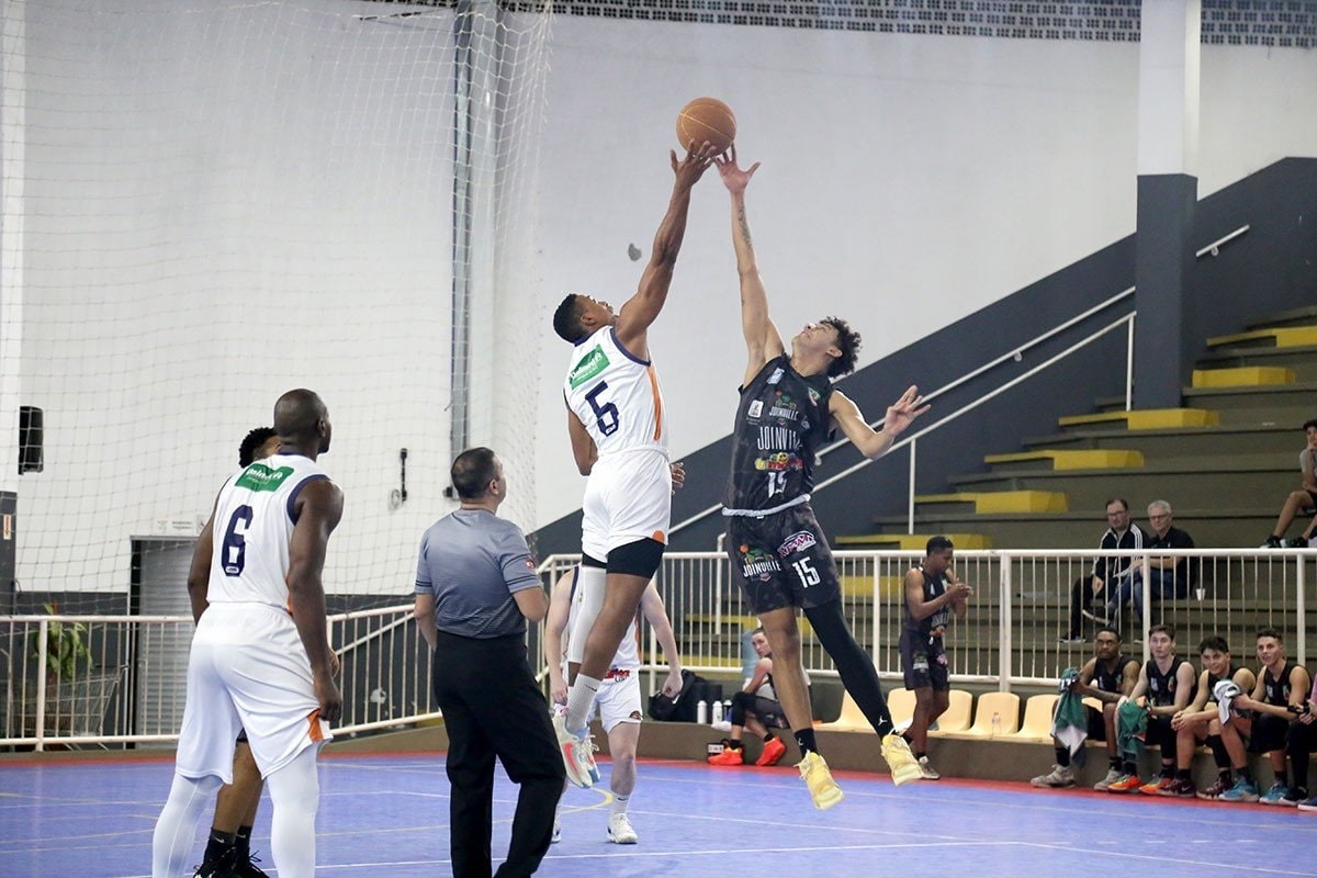 Basquete: Imparável, Jaraguá do Sul vence Joinville e segue 100% no estadual adulto