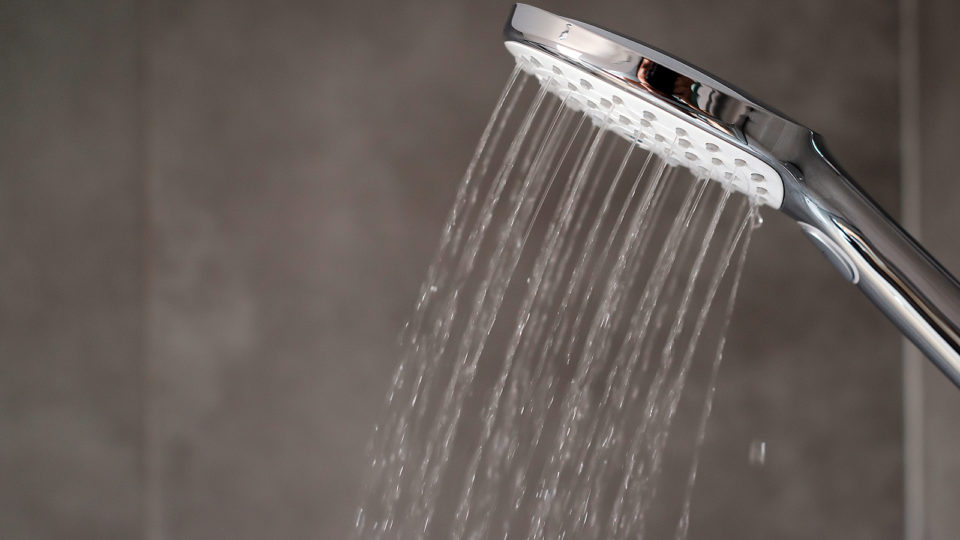 7 erros que muitos cometem no chuveiro; o número 2 é o campeão