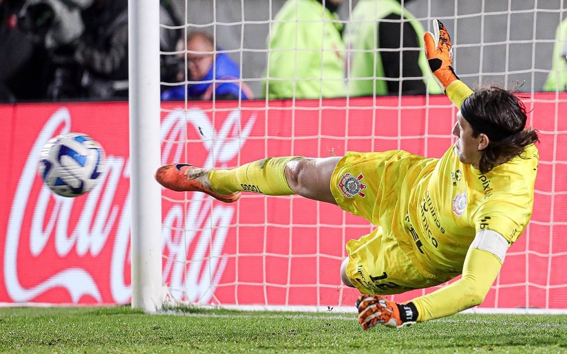Futebol: No sufoco, goleiro Cássio e a trave param o Estudiantes e Corinthians avança à semi nos pênaltis