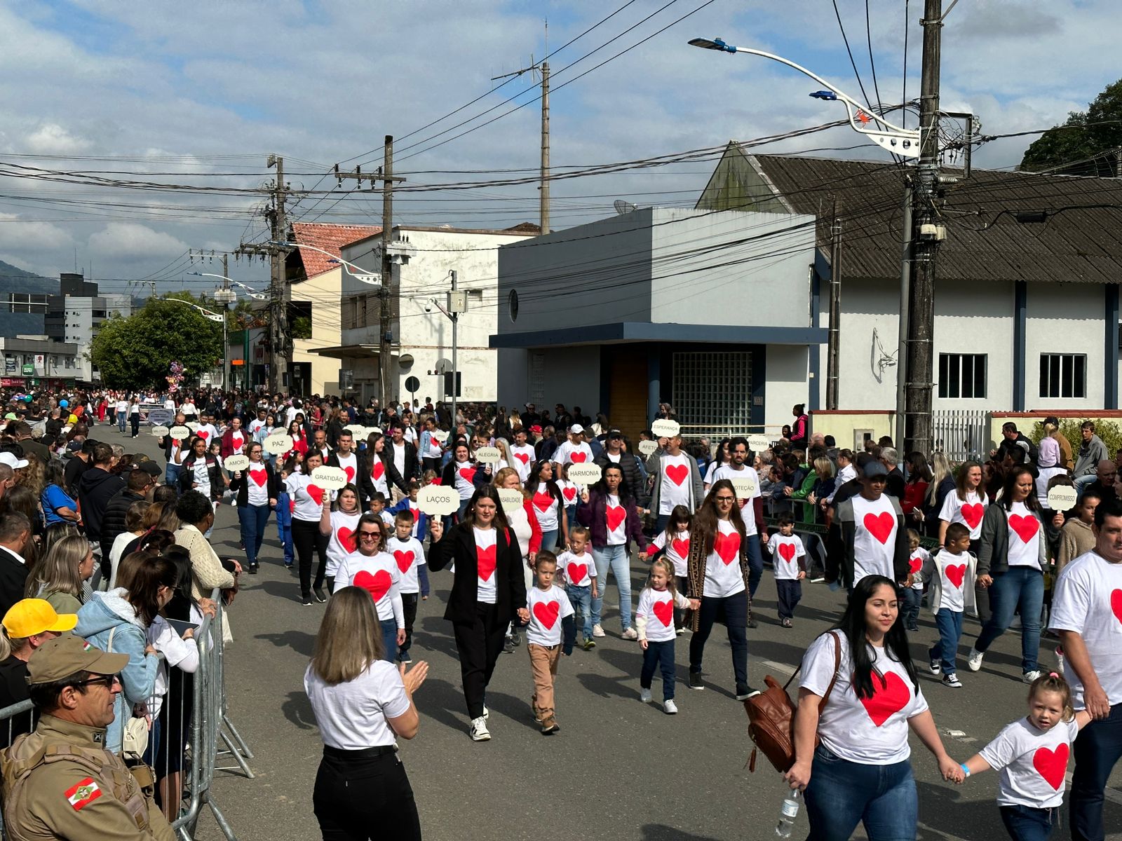Guaramirim: desfile festivo reúne em torno de 20 mil pessoas