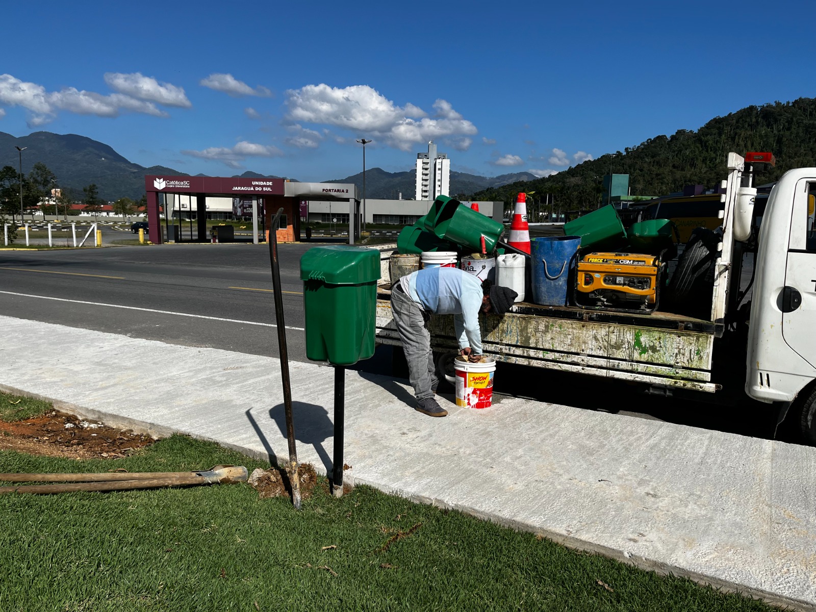 Prefeitura substitui lixeiras em vários pontos da cidade