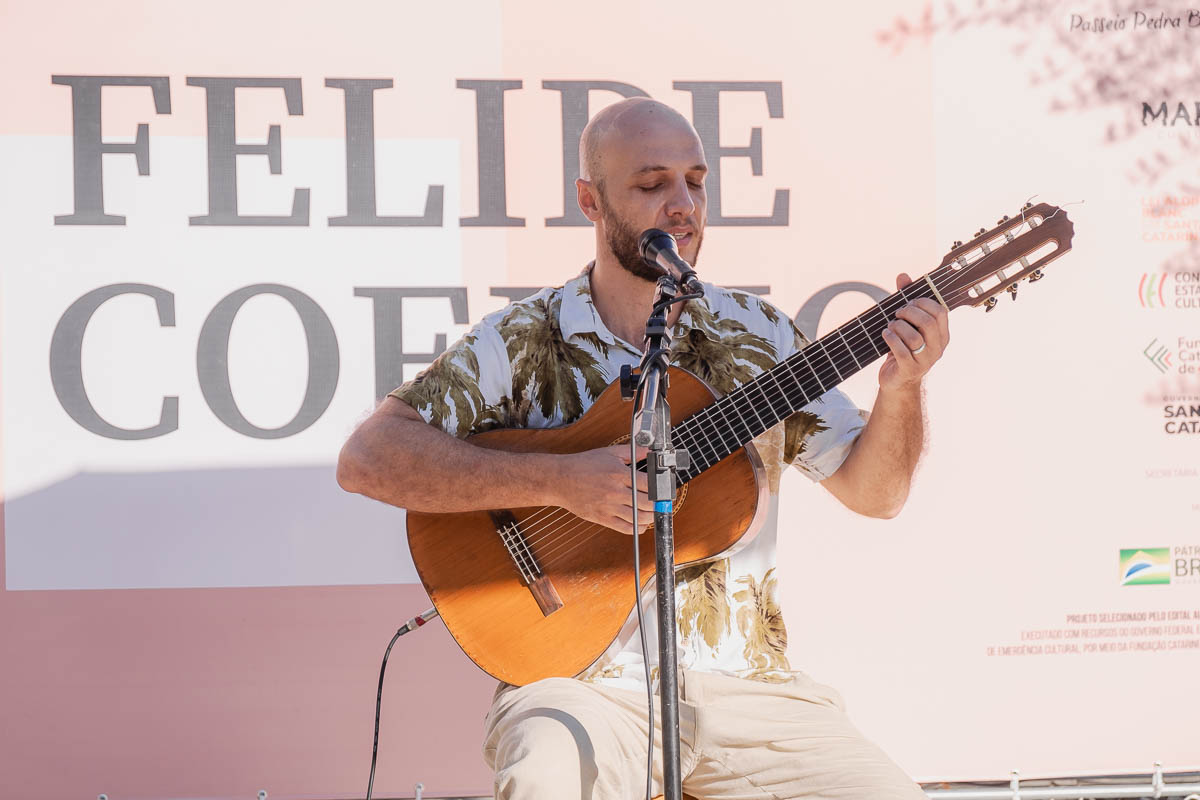 Violão de Felipe Coelho domingo no Pequeno Teatro da Scar 