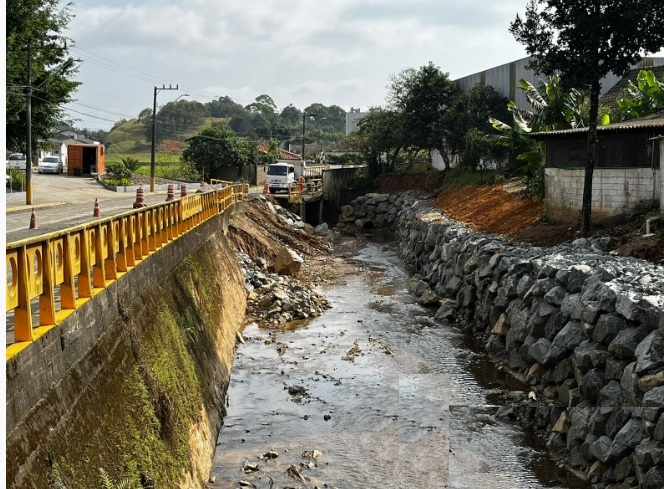 Via fica interditada para demolição de ponte e enrocamento 
