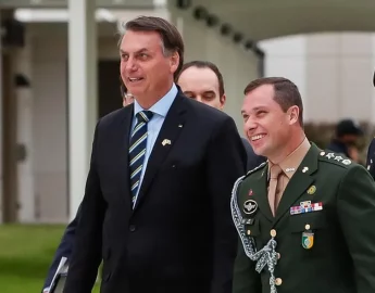 Pressionado, Mauro Cid sinaliza possível culpabilização de Bolsonaro como nova estratégia em troca de advogado