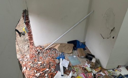 Criminosos quebram parede para arrombar lotérica e levam cofre de 400 kg em SC