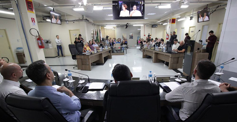 DEFICIÊNCIA AUDITIVA: Michele Bolsonaro participou de audiência da Câmara de Jaraguá do Sul