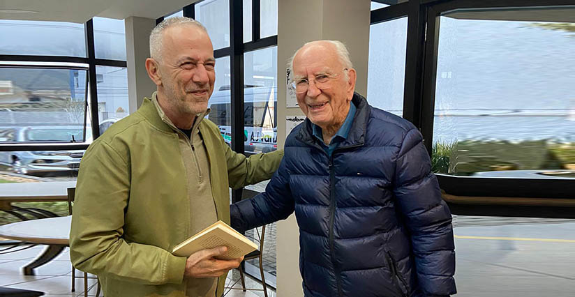 Walter Hertel entrega livro autografado ao músico João Barone