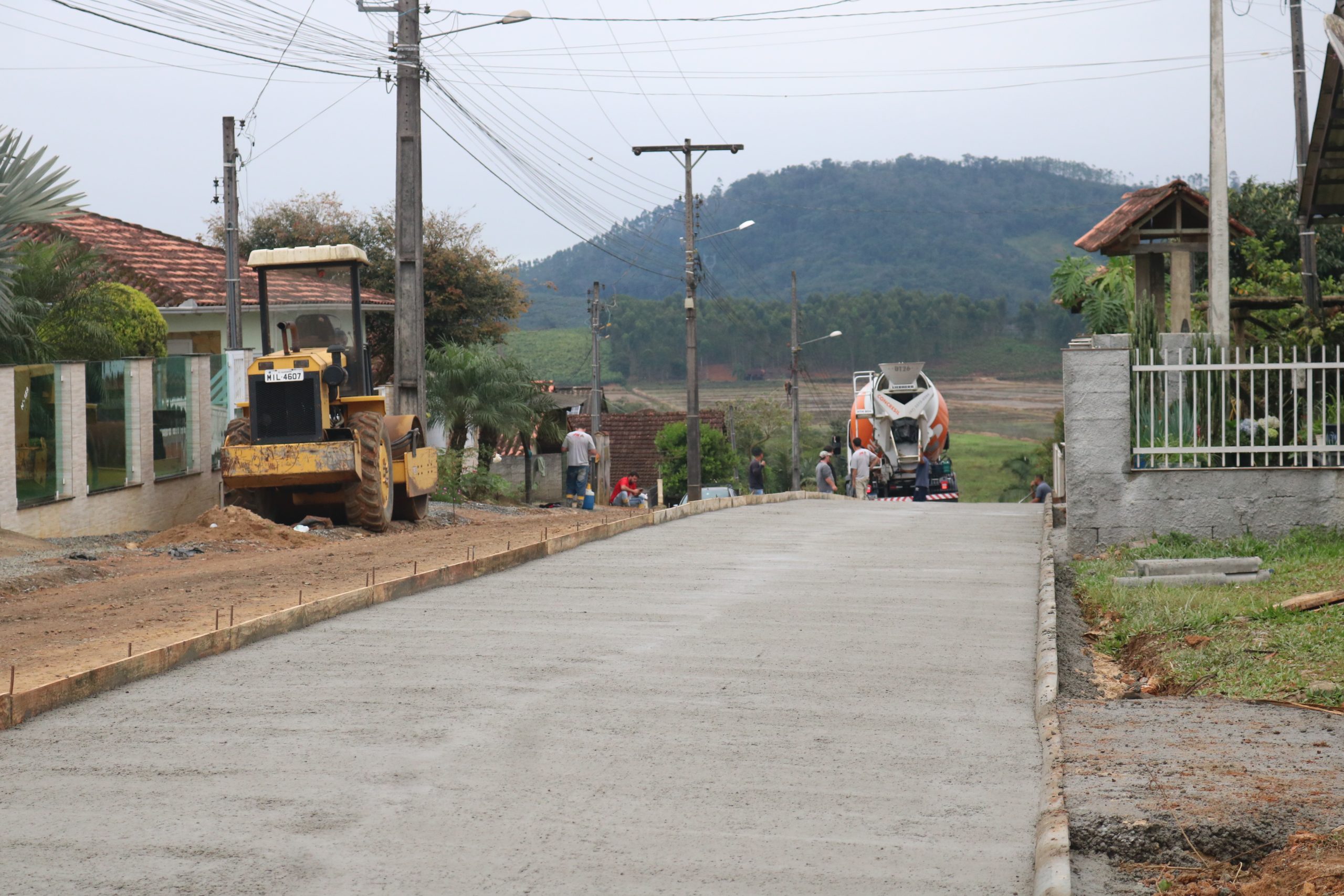 Nova via na Corticeira recebe pavimentação com concreto