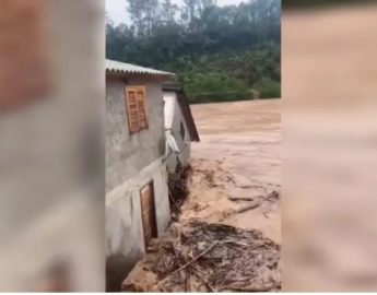 Vídeo – Casa sendo levada pela água após cheia de rio em SC