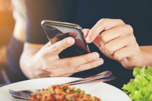 Desconectar para Saborear: Por que não conseguimos Comer olhando para a Tela do Celular