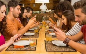 Desconectar para Saborear: Por que não conseguimos Comer olhando para a Tela do Celular