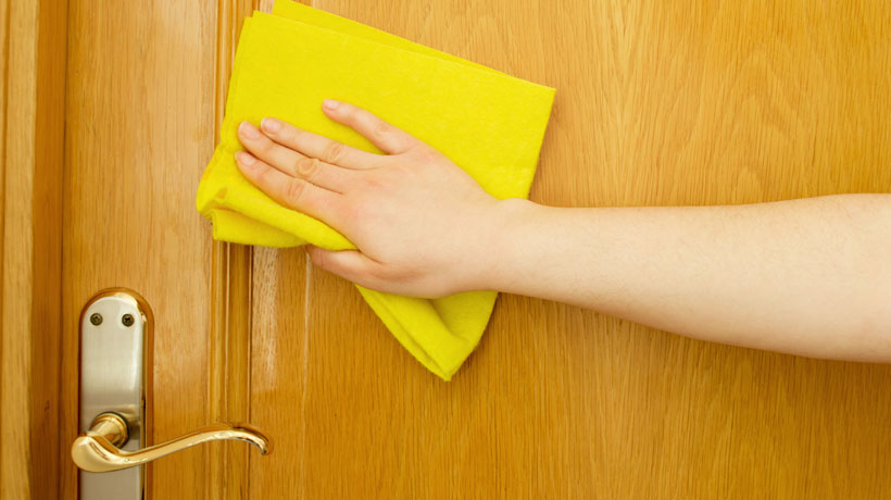 Quer recuperar o brilho da sua porta de madeira