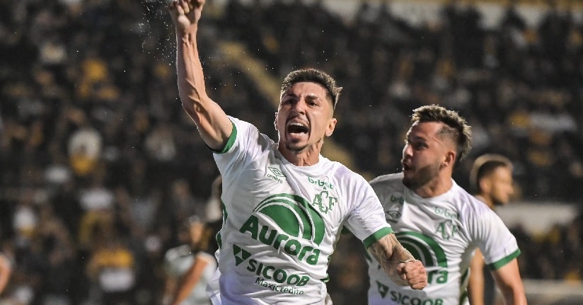 Futebol: Com lei do ex, a Chapecoense supera o Criciúma no Heriberto Hülse