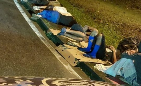 Cerca de 40 moradores de rua de Itajaí foram abandonados na divisa com Balneário Camboriú