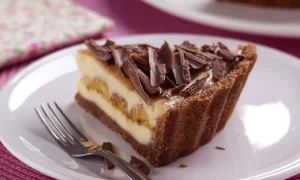 Torta cremosa de banana com chocolate: perfeita para impressionar