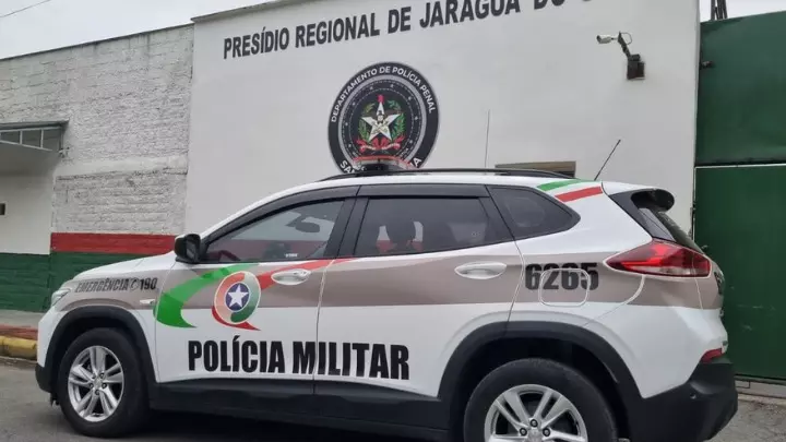 Foragido por crime de roubo é levado ao Presídio