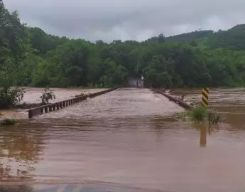 Rodovia é interditada após rio transbordar no Oeste (03)