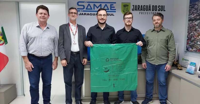 Saco verde ganha nova roupagem com informação sobre descarte