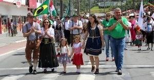 Doze entidades participam do primeiro desfile da Schützenfest