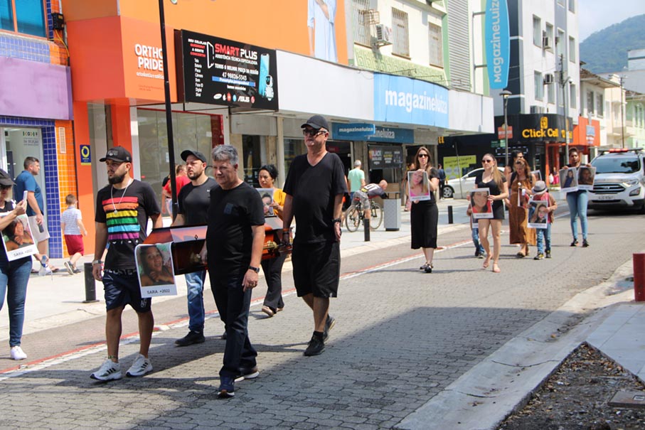 Passeata “Por Elas” impacta com caixões expostos em praça central