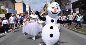 Desfile de natal antecipado encanta a comunidade de Guaramirim