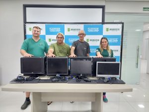 Samae entrega computadores para cooperativas