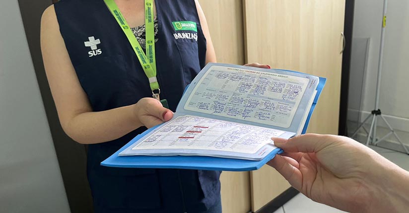 Vacinadores vão às casas para avaliar as cadernetas de vacinação