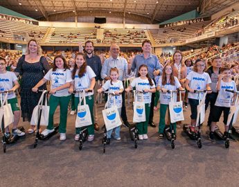 Samae entrega premiação aos vencedores do concurso fotográfico