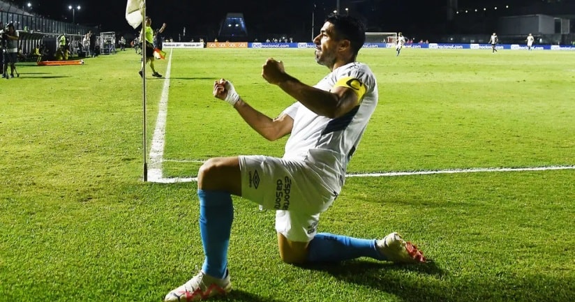 Brasileirão: Grêmio vence Botafogo de virada e empata na liderança em show de Luis Suárez