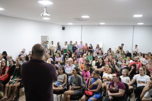 Patinadores recebem os figurinos para o Show Improvável