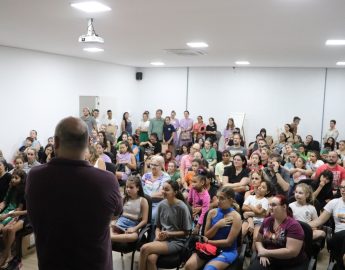 Patinadores recebem os figurinos para o Show Improvável