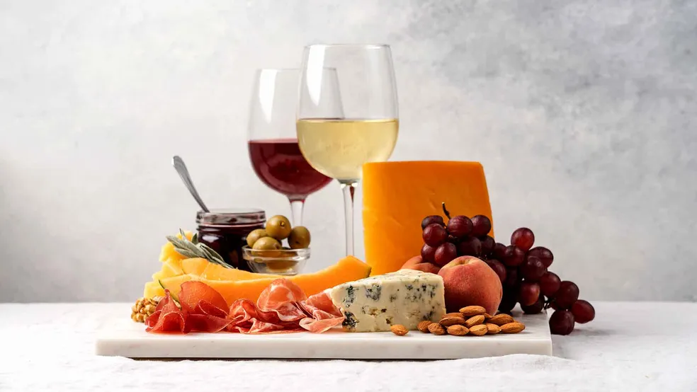 Queijos e vinhos: saiba como combinar todos os tipos
