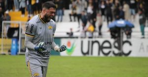 Futebol: Criciúma confirma permanência de Felipe Vizeu e do goleiro Gustavo para 2024