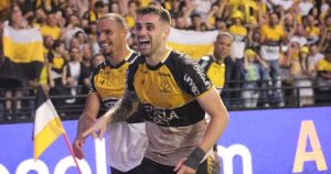 Futebol: Criciúma confirma permanência de Felipe Vizeu e do goleiro Gustavo para 2024
