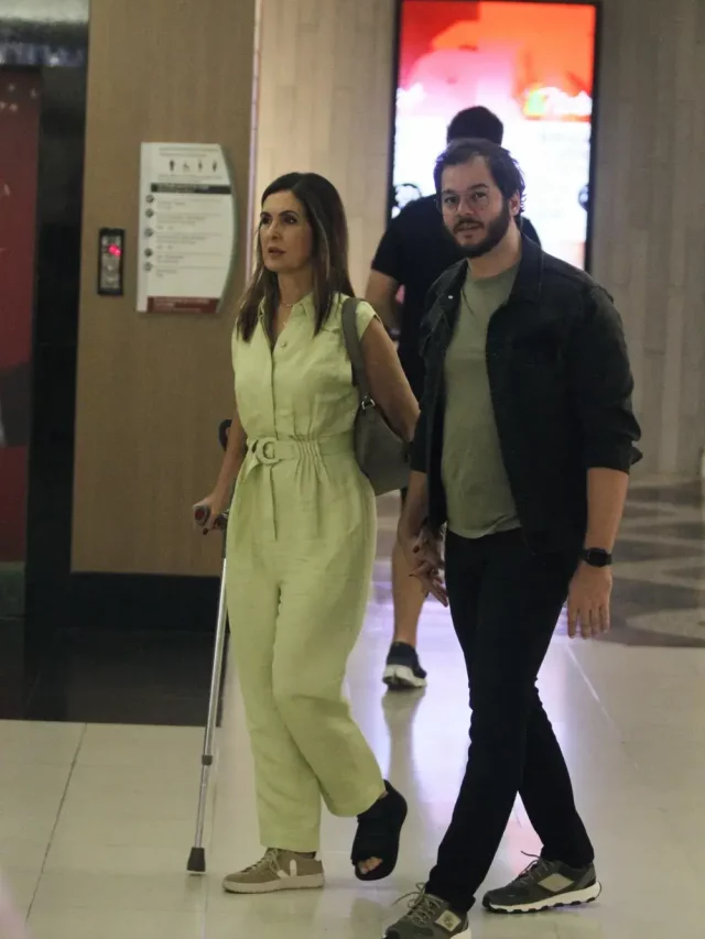Muletas acompanham Fátima Bernardes em dia de compras.
