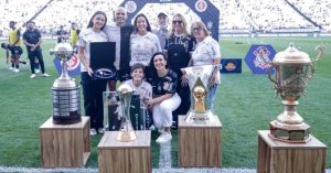 Futebol: Fábio Santos se despede do Corinthians abraçado por elenco, família e taças