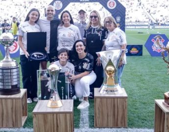 Futebol: Fábio Santos se despede do Corinthians abraçado por elenco, família e taças