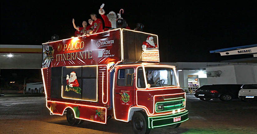 Palco itinerante circula pela cidade com música e o Papai Noel