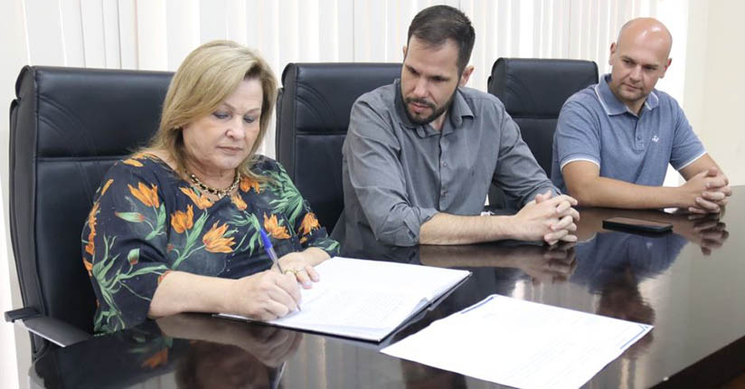 Jacira Buzzarello assume e Câmara passa a contar com três mulheres