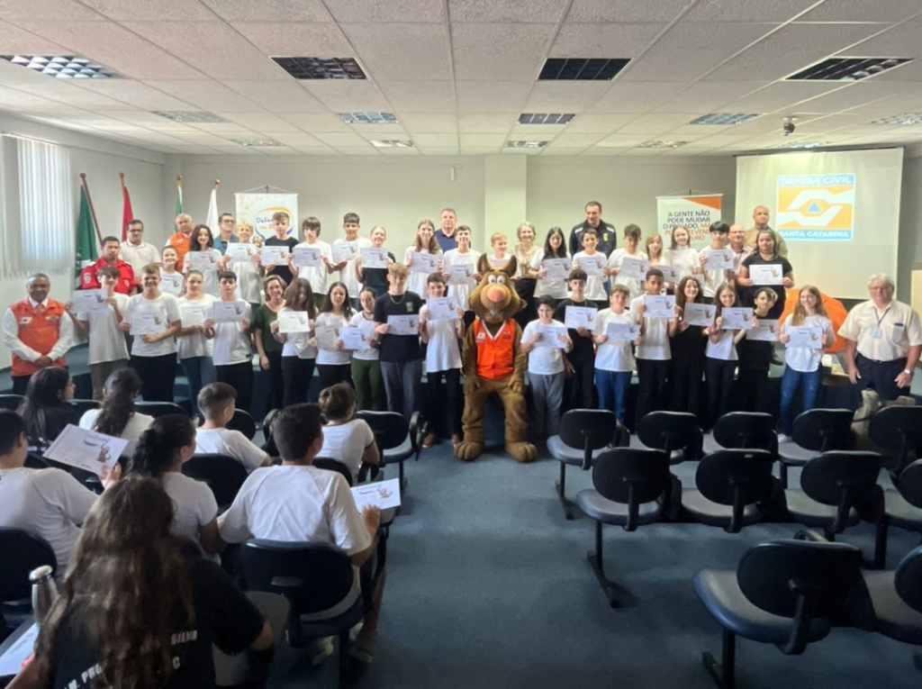 Programa Defesa Civil na Escola forma turmas de estudantes