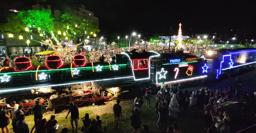 Mais de 10 mil viram a Maria Fumaça iluminada
