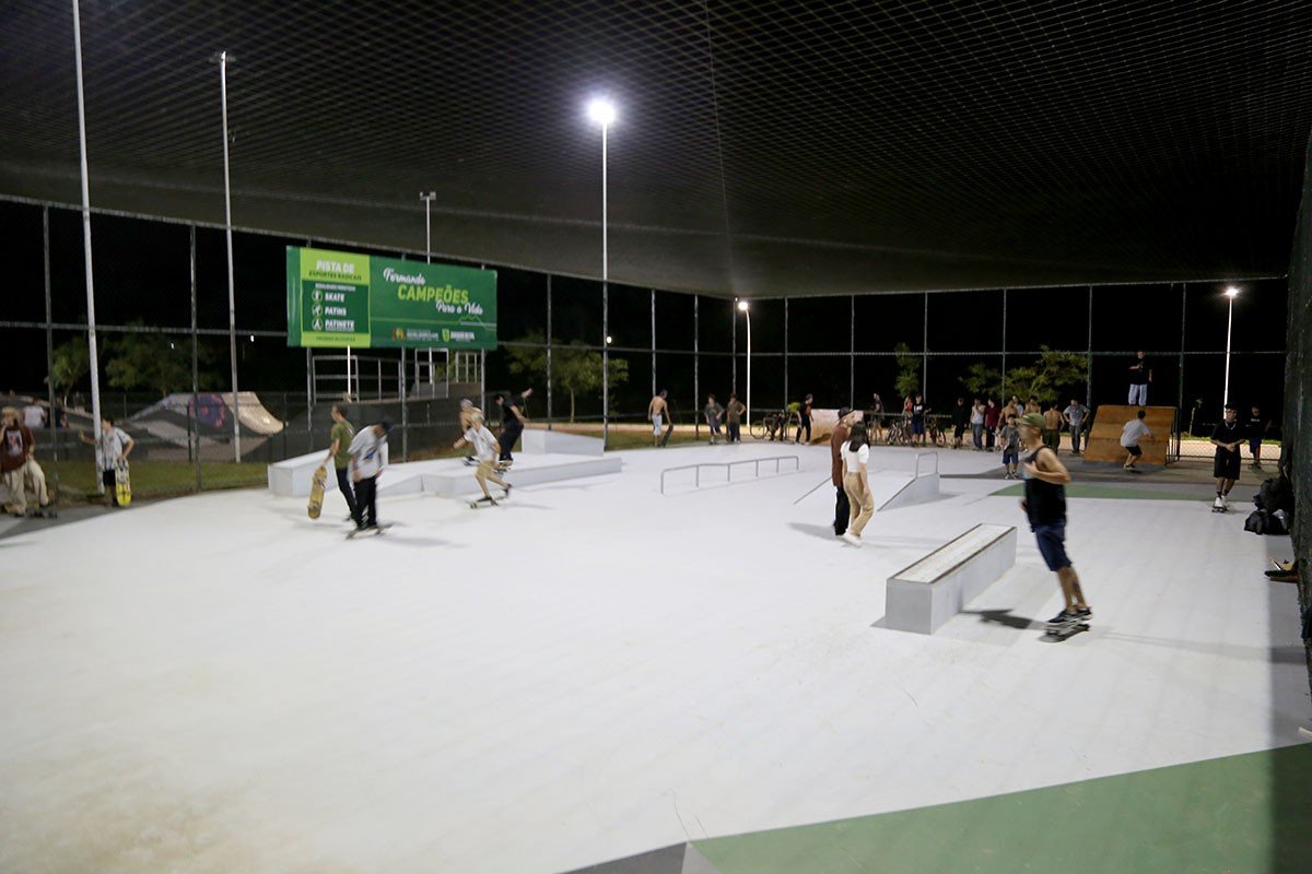 Inaugurada moderna pista de skate no Parque Via Verde