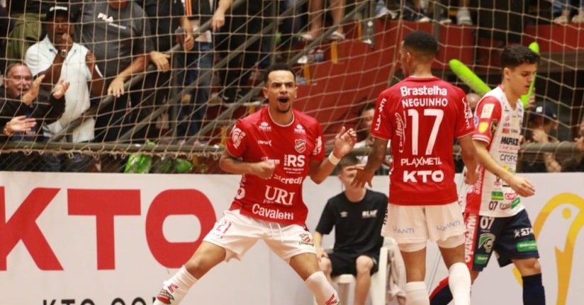 O Atlântico, de Erechim, está na final da Liga Nacional de Futsal (LNF) pela quarta vez na história e pelo segundo ano consecutivo. Nesta segunda-feira (4), o Galo venceu o Cascavel por 6 a 1 e garantiu a vaga para enfrentar o Joinville na grande decisão. O título, que poderá ser inédito para o time erechinense, será decidido em jogo único, no dia 17 de dezembro, às 10h, em Toledo, no Paraná. Os gols da partida foram marcados por William Bolt, Chape (2x), Richard (2x) e Rick, para o Atlântico, e Rabisco, para o Cascavel.