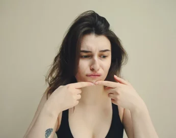 Acne em diferentes fases da vida: entenda como a doença afeta bebês, adolescentes e adultos