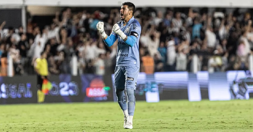 Futebol: Santos anuncia permanência do goleiro João Paulo com redução salarial