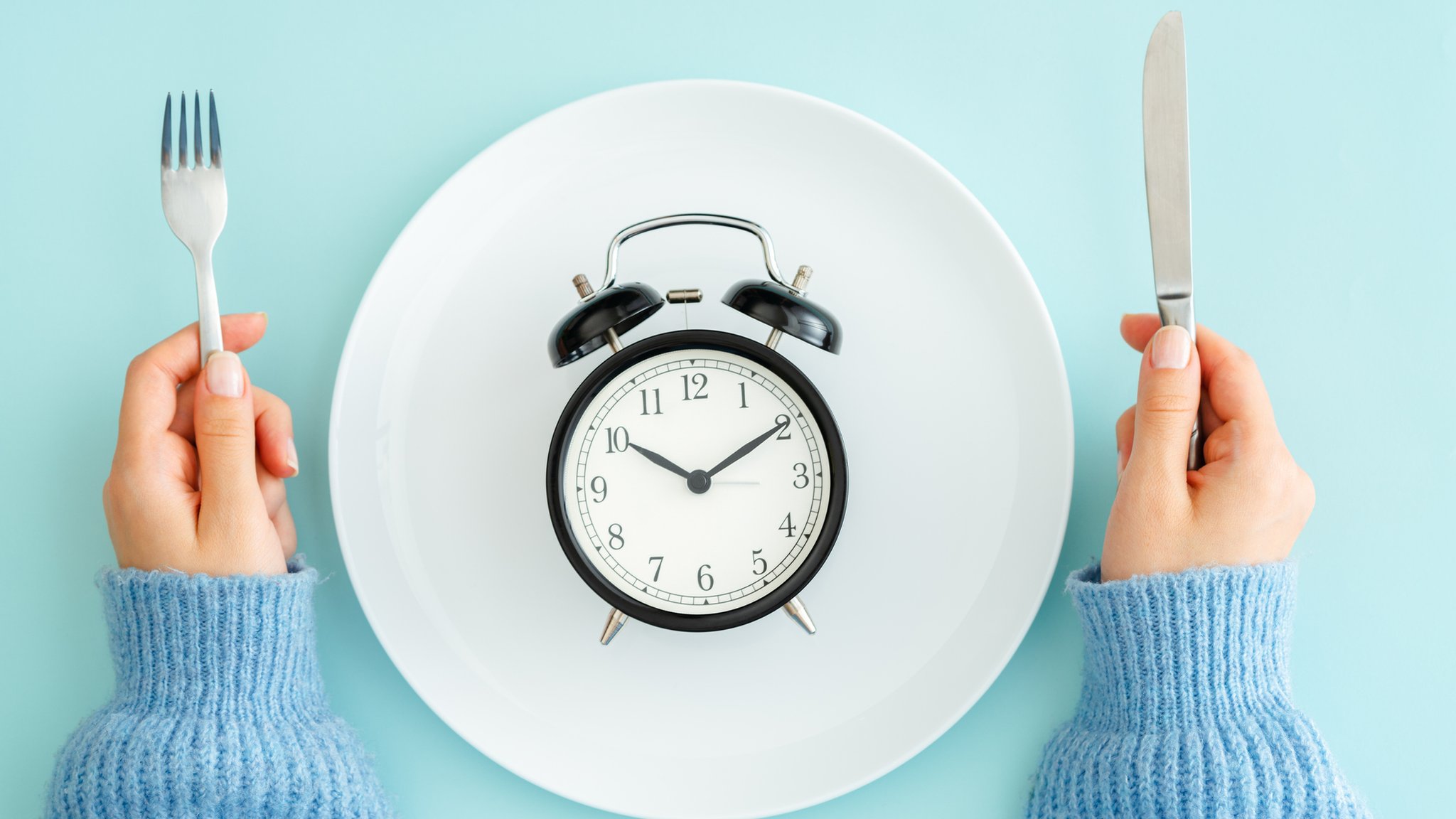 Jantar tarde aumenta risco de obesidade: veja dicas para regular o horário de comer