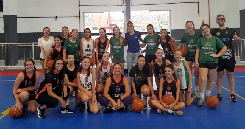 Basquete: Meninas de Jaraguá do Sul recebem visita especial