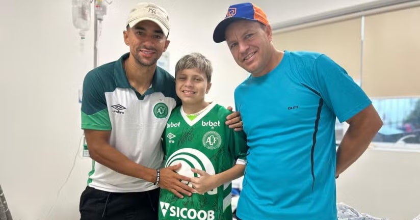 Futebol: Jogador da Chape realiza sonho de torcedor com câncer