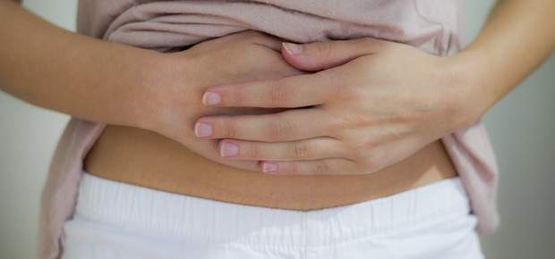 Barriga inchada e endometriose: abacaxi, mamão e chás ajudam a aliviar inchaço